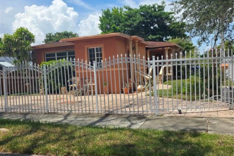 House in Miami, Florida 4 bedrooms, 184.32 sq.m. № 1882434 - photo 1