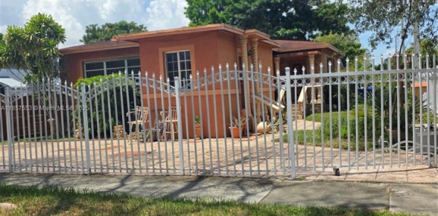 House in Miami, Florida 4 bedrooms, 184.32 sq.m. № 1882434
