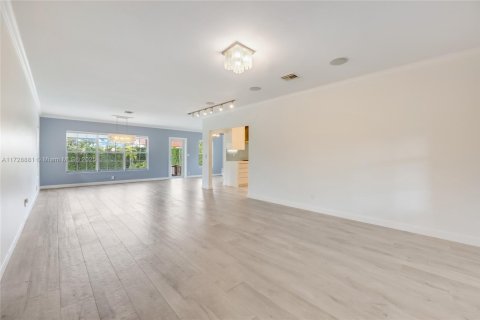 House in Surfside, Florida 2 bedrooms, 127.74 sq.m. № 1479150 - photo 6