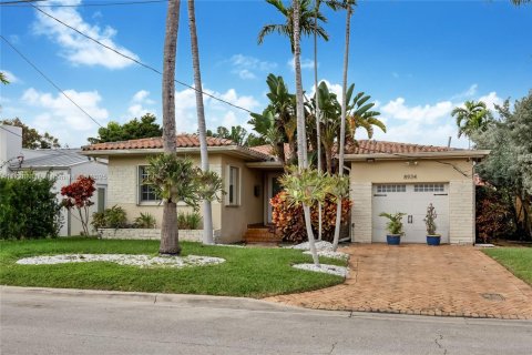 House in Surfside, Florida 2 bedrooms, 127.74 sq.m. № 1479150 - photo 4