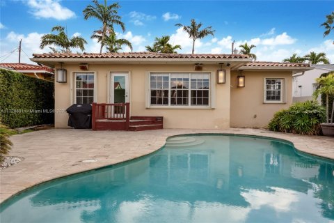 House in Surfside, Florida 2 bedrooms, 127.74 sq.m. № 1479150 - photo 27