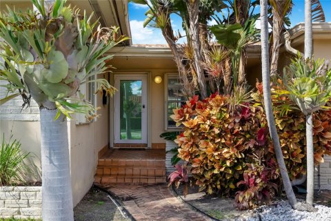 House in Surfside, Florida 2 bedrooms, 127.74 sq.m. № 1479150 - photo 29
