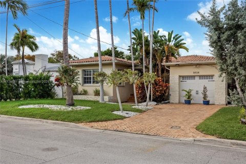 House in Surfside, Florida 2 bedrooms, 127.74 sq.m. № 1479150 - photo 28