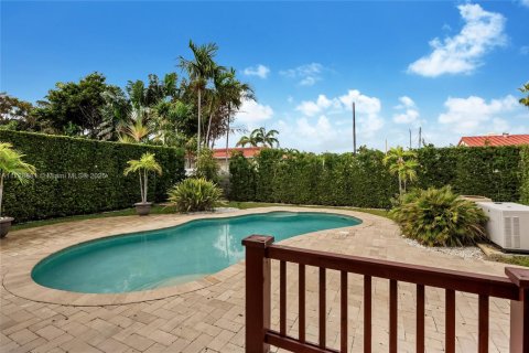 House in Surfside, Florida 2 bedrooms, 127.74 sq.m. № 1479150 - photo 25