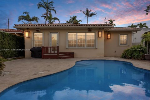 House in Surfside, Florida 2 bedrooms, 127.74 sq.m. № 1479150 - photo 3