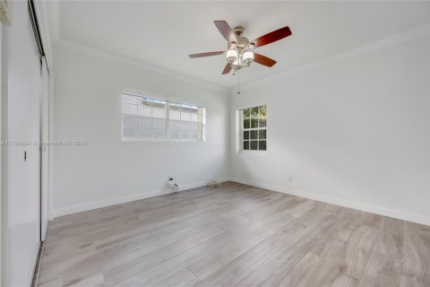 House in Surfside, Florida 2 bedrooms, 127.74 sq.m. № 1479150 - photo 21