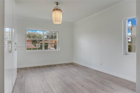 House in Surfside, Florida 2 bedrooms, 127.74 sq.m. № 1479150 - photo 16