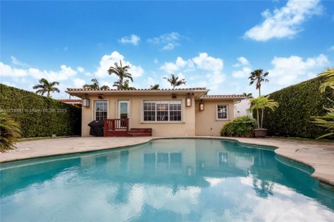 House in Surfside, Florida 2 bedrooms, 127.74 sq.m. № 1479150 - photo 2