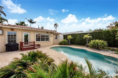 House in Surfside, Florida 2 bedrooms, 127.74 sq.m. № 1479150 - photo 1