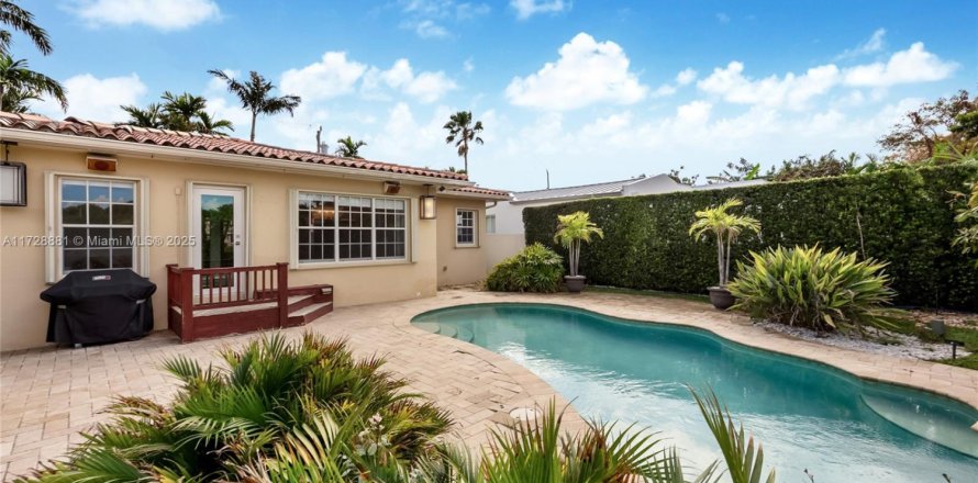 House in Surfside, Florida 2 bedrooms, 127.74 sq.m. № 1479150