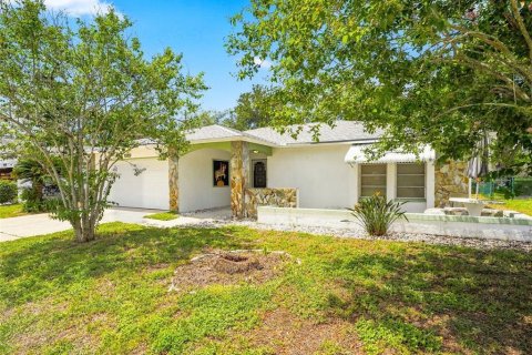 House in Port Richey, Florida 2 bedrooms, 144.37 sq.m. № 2349466