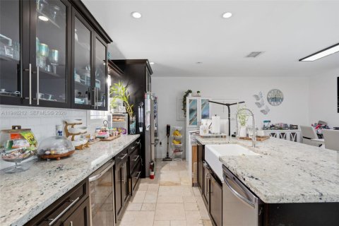 House in Miami, Florida 3 bedrooms, 124.86 sq.m. № 2002569 - photo 18