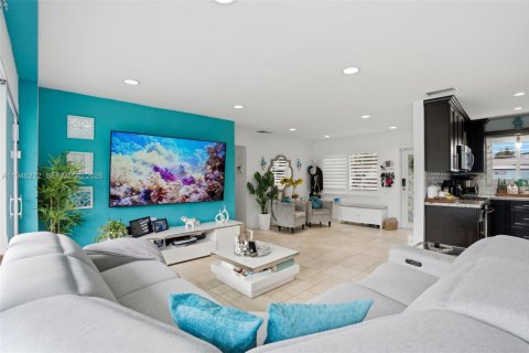 House in Miami, Florida 3 bedrooms, 124.86 sq.m. № 2002569 - photo 20