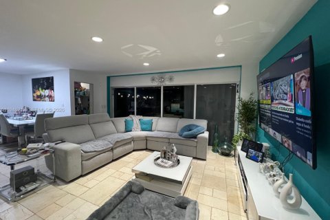 Casa en venta en Miami, Florida, 3 dormitorios, 124.86 m2 № 2002569 - foto 2