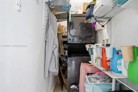 House in Miami, Florida 3 bedrooms, 124.86 sq.m. № 2002569 - photo 21