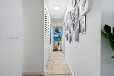 House in Miami, Florida 3 bedrooms, 124.86 sq.m. № 2002569 - photo 22