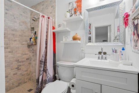 House in Miami, Florida 3 bedrooms, 124.86 sq.m. № 2002569 - photo 25