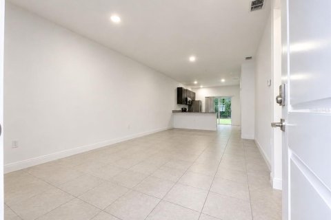 Apartamento en alquiler en Citrus Springs, Florida, 3 dormitorios, 110.27 m2 № 2106797 - foto 2