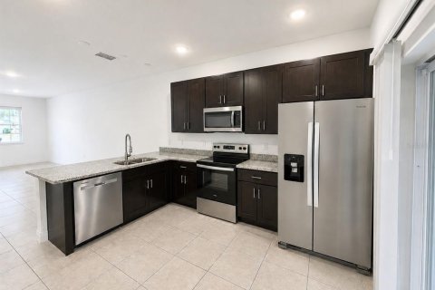 Apartamento en alquiler en Citrus Springs, Florida, 3 dormitorios, 110.27 m2 № 2106797 - foto 4