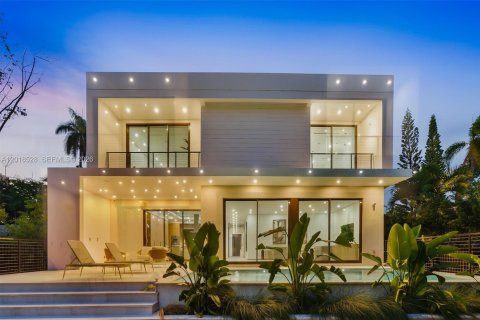 Casa en North Miami, Florida 4 dormitorios, 399.48 m2 № 2268164