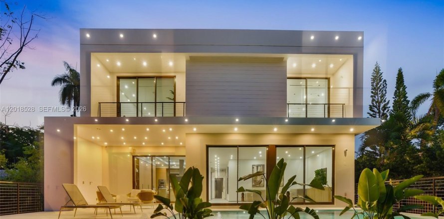Casa en North Miami, Florida 4 dormitorios, 399.48 m2 № 2268164