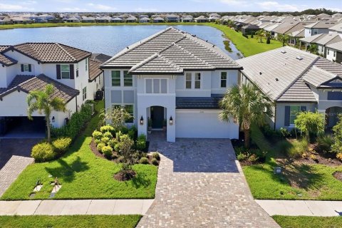House in Lakewood Ranch, Florida 5 bedrooms, 331.94 sq.m. № 2359359 - photo 2