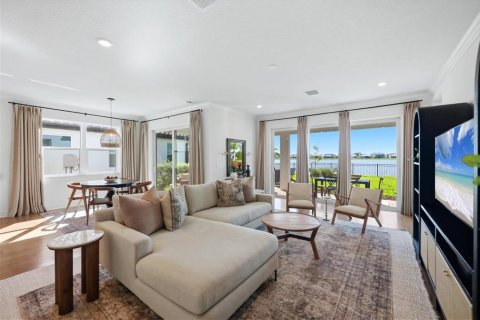 House in Lakewood Ranch, Florida 5 bedrooms, 331.94 sq.m. № 2359359 - photo 5