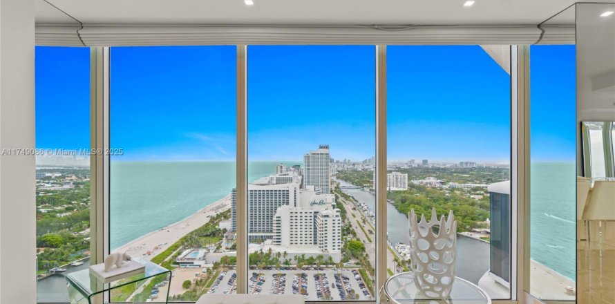 Condominio en Miami Beach, Florida, 2 dormitorios  № 1744033