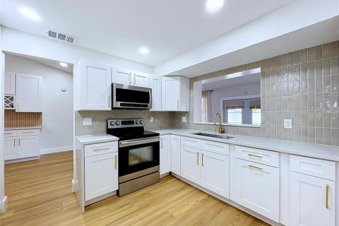 House in Tampa, Florida 3 bedrooms, 213.4 sq.m. № 2199360 - photo 29