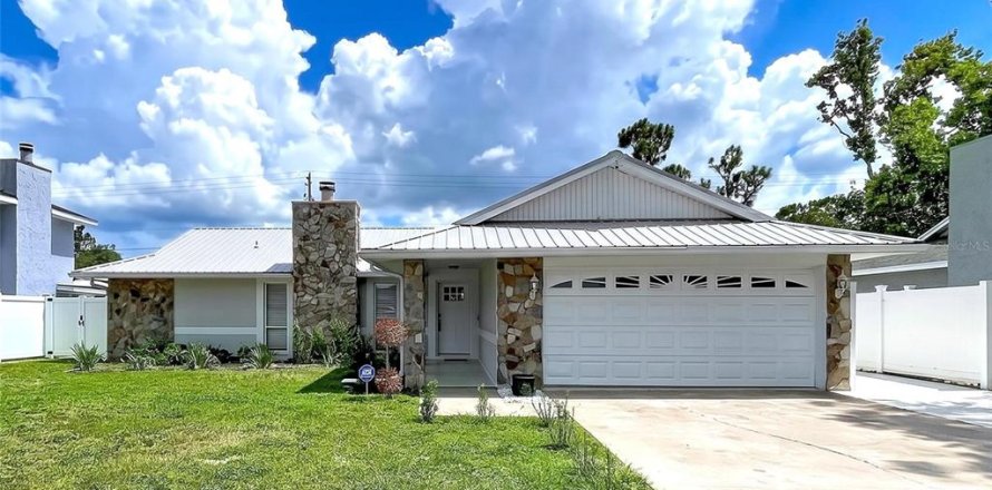 House in Tampa, Florida 3 bedrooms, 213.4 sq.m. № 2199360