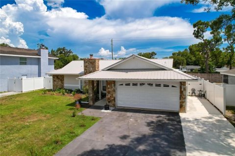House in Tampa, Florida 3 bedrooms, 213.4 sq.m. № 2199360 - photo 13