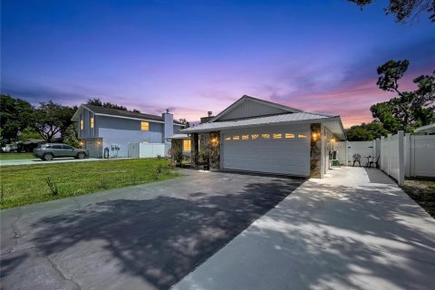 House in Tampa, Florida 3 bedrooms, 213.4 sq.m. № 2199360 - photo 6