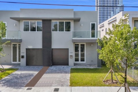 Touwnhouse à vendre à Miami, Floride: 4 chambres, 236.9 m2 № 1770371 - photo 1