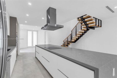 Touwnhouse à vendre à Miami, Floride: 4 chambres, 236.9 m2 № 1770371 - photo 4