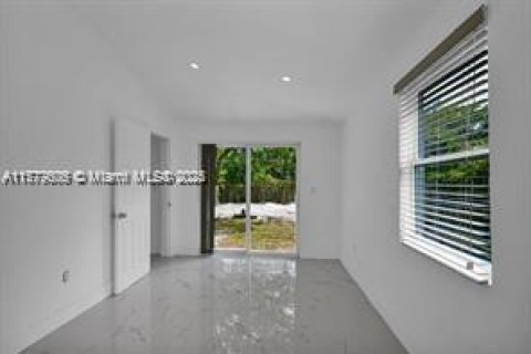 Casa en venta en Miami, Florida, 3 dormitorios, 87.89 m2 № 1862424 - foto 2