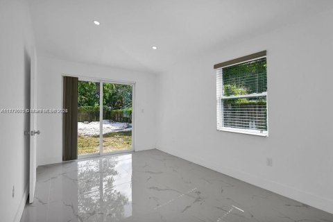 Casa en venta en Miami, Florida, 3 dormitorios, 87.89 m2 № 1862424 - foto 4