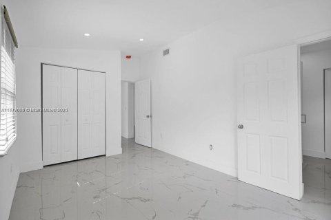 Casa en venta en Miami, Florida, 3 dormitorios, 87.89 m2 № 1862424 - foto 17