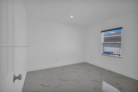 Casa en venta en Miami, Florida, 3 dormitorios, 87.89 m2 № 1862424 - foto 11
