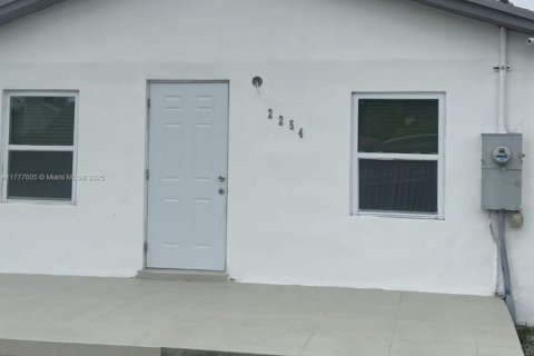 Casa en venta en Miami, Florida, 3 dormitorios, 87.89 m2 № 1862424 - foto 1