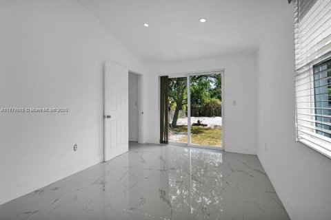 Casa en venta en Miami, Florida, 3 dormitorios, 87.89 m2 № 1862424 - foto 3