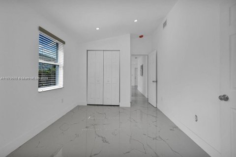 Casa en venta en Miami, Florida, 3 dormitorios, 87.89 m2 № 1862424 - foto 9