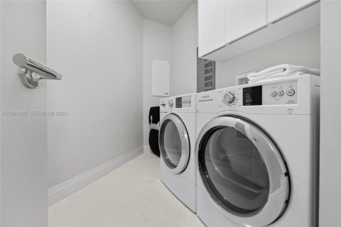 Снять в аренду кондоминиум в Бэл-Харбор, Флорида 2 спальни, 143.16м2, № 2026548 - фото 30