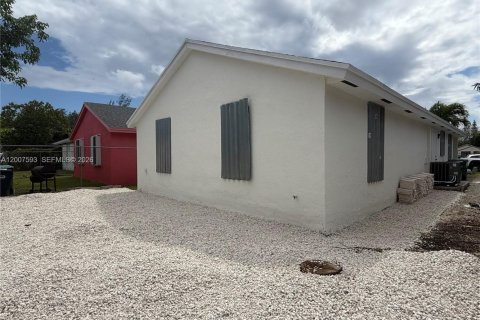 House in Miami, Florida 4 bedrooms, 116.13 sq.m. № 2074328 - photo 23