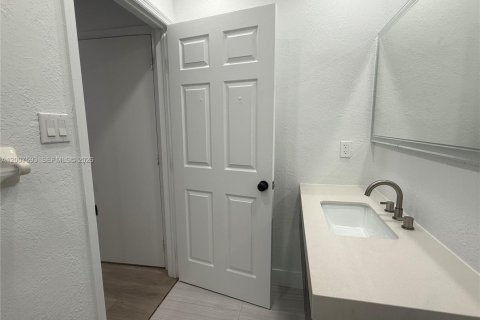 House in Miami, Florida 4 bedrooms, 116.13 sq.m. № 2074328 - photo 21