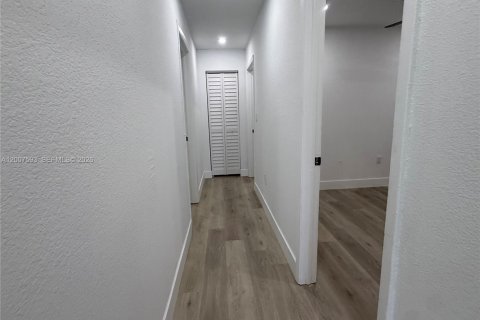 House in Miami, Florida 4 bedrooms, 116.13 sq.m. № 2074328 - photo 12