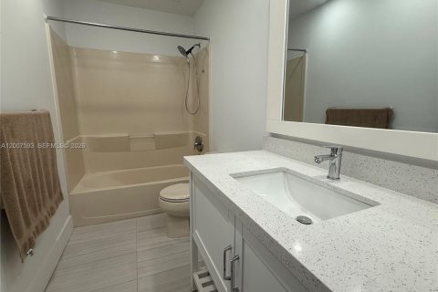 House in Miami, Florida 4 bedrooms, 116.13 sq.m. № 2074328 - photo 13