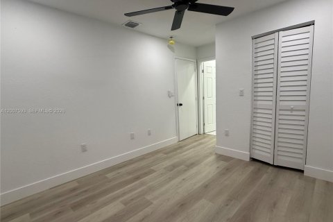 House in Miami, Florida 4 bedrooms, 116.13 sq.m. № 2074328 - photo 19