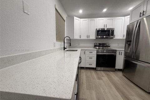 House in Miami, Florida 4 bedrooms, 116.13 sq.m. № 2074328 - photo 5