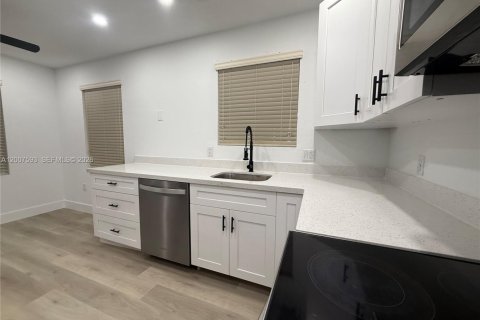 House in Miami, Florida 4 bedrooms, 116.13 sq.m. № 2074328 - photo 7