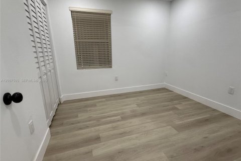 House in Miami, Florida 4 bedrooms, 116.13 sq.m. № 2074328 - photo 10